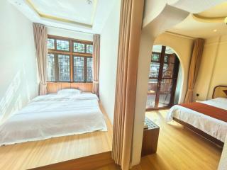 Fenghuang Color River View Villa - 3