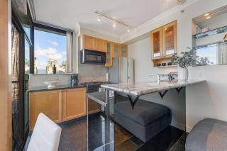 Luxury 2BR Penthouse with Panoramic Views in Downtown Vancouver - Vancouver - 3