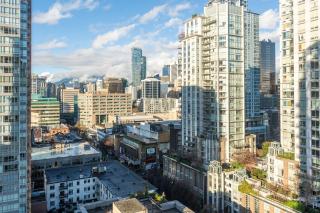 Luxury 2BR Penthouse with Panoramic Views in Downtown Vancouver - Vancouver - 2