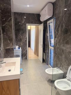 Emerald Luxury 2 Bedroom, 2 Bathroom Apartment - 1