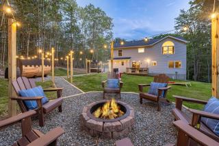 Hot Tub Sauna Arcade Fire Pit Lake & Pool - 0