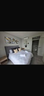 3 bedroom apartment Florida Rd with spacious balcony - Durban - 6
