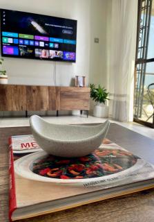 Zuri's Luxurious Oceanview Penthouse, Meters from the beach - 9