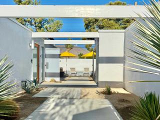 Navigate Stays Yellow Umbrella Poolside Escape - 9