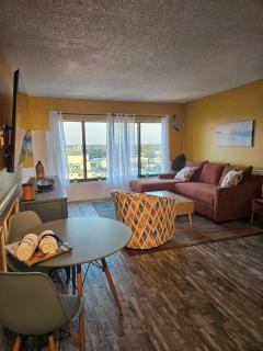 Renovated 2 Bedroom with Ocean & City Views! Palace 1807 - 0