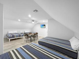 Gorgeous Home, sleeps 24 - 8