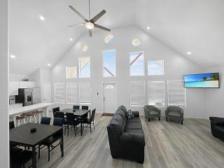 Gorgeous Home, sleeps 24 - 6