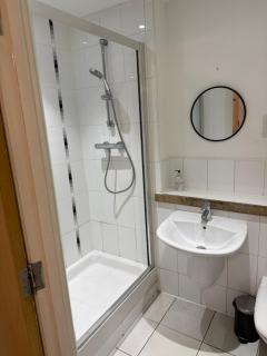 1 Bedroom Apartment - City Centre - Balcony & Secure Parking - 2