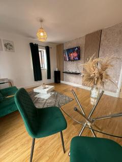 1 Bedroom Apartment - City Centre - Balcony & Secure Parking - 0