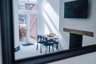 Bright & Spacious 4-Bed Home in Darwen Town by Eason Stays, Perfect for Contractors, Business Travellers & Groups - with Free Parking! - 1