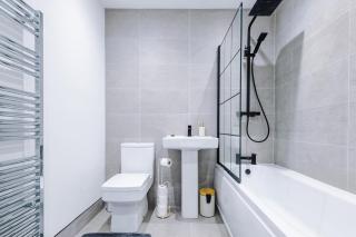 Bright & Spacious 4-Bed Home in Darwen Town by Eason Stays, Perfect for Contractors, Business Travellers & Groups - with Free Parking! - 5