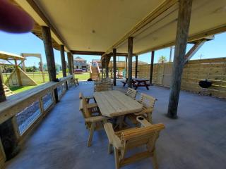 Irresistible local Fenced yard, pet &kid friendly - 3