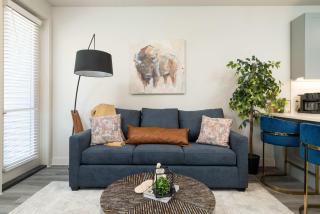 Queen Downtown Views Riverfront Stay Free Parking - 9