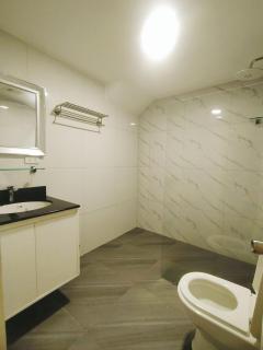 Kandi Suites 2BR with private Jacuzzi 500 Mbps internet - 9