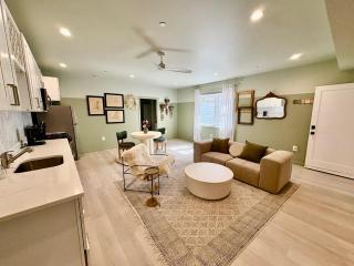 CUTE 1 BR Basement Apt Near Shops, Park - 4