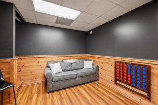 Spacious 4BR 4BA w Hot tub, Wi-Fi, HOA Pool, Pets - 1
