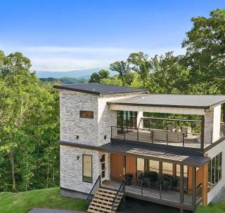 Cozy cabin retreat w Hot Tub & Rooftop Deck near Dollywood - 0
