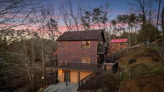 Hilltop Oasis, Strip 4 min, Hot Tub, Games, Pets - 5