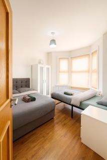 Beautiful 4 bedrooms house, 7 walk to train station - 2
