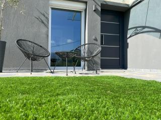 Modern Garden Apartment - City & Mountain View - 0