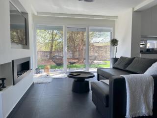 Modern Garden Apartment - City & Mountain View - 2