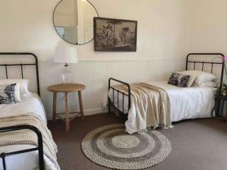 Tosca Elegant Merewether Beach House with Pool - 2