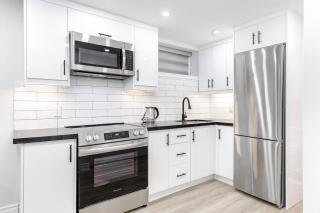 Cozy 3BR 2 Bath Lower Level Close to Shops - 8