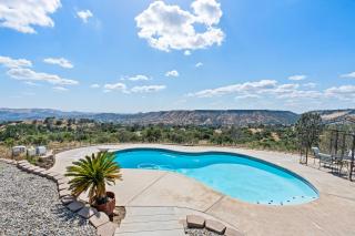 Funky Mountainside Getaway with a Pool and Unbeatable Views - 5