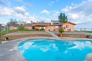 Funky Mountainside Getaway with a Pool and Unbeatable Views - 2