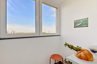 Full Kitchen AC CityView Free Public Parking 2 Bedroom Apartment - 3