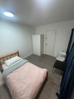 Hyde Crescent Rooms - 6