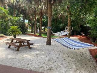 Themed Speak Easy with Pool, Hot Tub, & Lake - 4