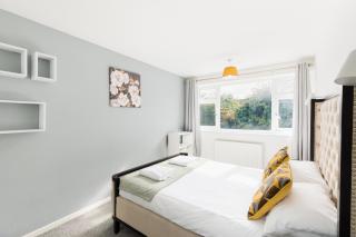 4-Bed Home for Contractors - Parking - Walk to Hospital - 1