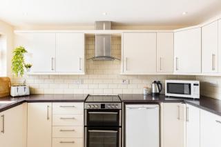 4-Bed Home for Contractors - Parking - Walk to Hospital - 4