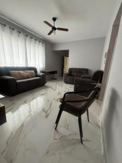 Apartamento com Estacionamento, Wi-Fi, Ar condicionado a 300 metros da Praia da Enseada no Guarujá. - 2
