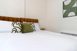 Contractor-Friendly 4-Bed 2-Bath Apartment, fast WiFi, central Redcar - 1