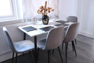 Blooming 2 bedroom Property - Beeston Hill - 3