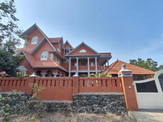 Redwood Retro Beach Villa - 8