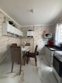 Apartamento com Estacionamento, Wi-Fi, Ar condicionado a 300 metros da Praia da Enseada no Guarujá. - 2