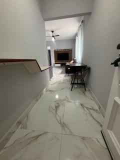 Apartamento com Estacionamento, Wi-Fi, Ar condicionado a 300 metros da Praia da Enseada no Guarujá. - 1