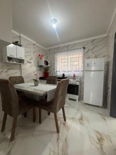 Apartamento com Estacionamento, Wi-Fi, Ar condicionado a 300 metros da Praia da Enseada no Guarujá. - 2