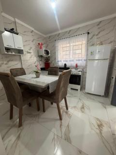 Apartamento com Estacionamento, Wi-Fi, Ar condicionado a 300 metros da Praia da Enseada no Guarujá. - 1