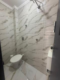 Apartamento com Estacionamento, Wi-Fi, Ar condicionado a 300 metros da Praia da Enseada no Guarujá. - 5