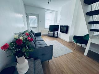 Holly Terrace - 2 Bedrooms - Sleeps 3 - 8