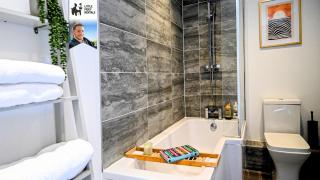 Jungle King Suite with Parking - 4