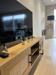 Joyful Group - Deansgate 2BR Chic City Gardens Apartment - 1