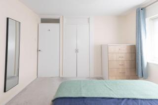 Haywards Heath 2BR House w Parking - 4