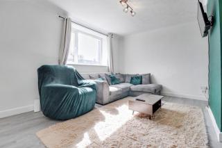 Modern 3BR Escape, Work & Relax, Fast Links to London, Free Parking - 8