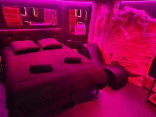 La Cachette Secrete - Love Room à Caen en Normandie avec Balnéo et Sauna Privatif - 2