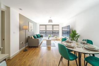 Modern 2-bed central Swindon flat, 1 free parking - 0
